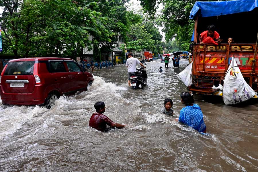 রাতভর মেঘভাঙা বৃষ্টিতে জলমগ্ন তিলোত্তমা, রেললাইনে জল, ব্যাহত ট্রেন-মেট্রো পরিষেবা