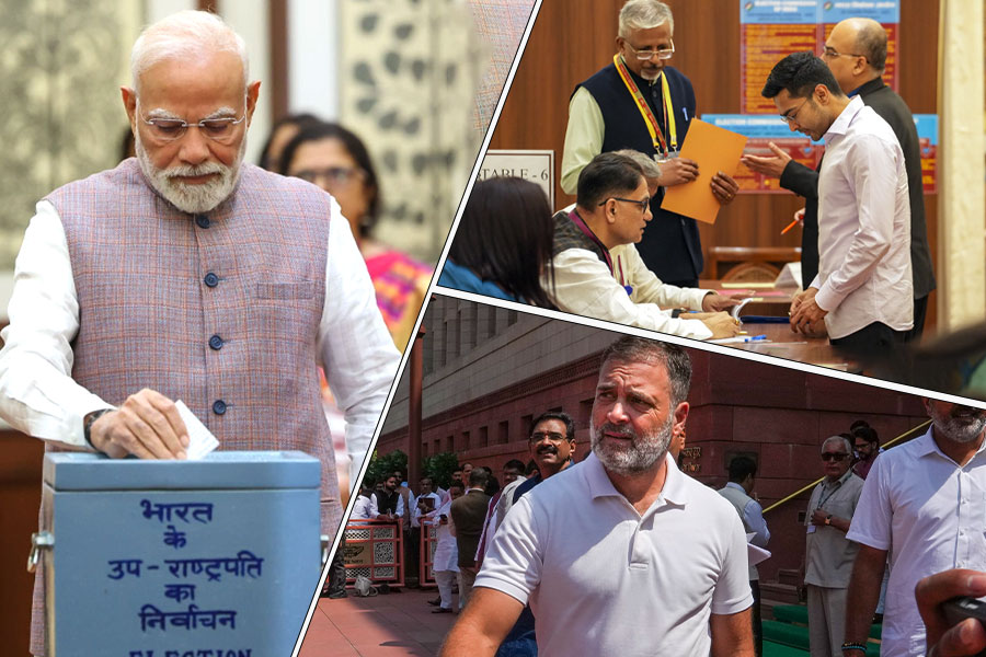 উপরাষ্ট্রপতি নির্বাচনে এনডিএ প্রার্থীকে ভোট শশী থারুরের! আর কোন দলের কে ক্রস ভোট দিলেন?