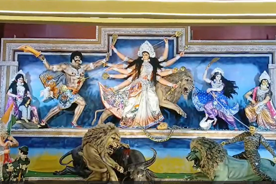 উইং কমান্ডার সোফিয়া-ব্যোমিকাই লক্ষ্মী-সরস্বতী, বহরমপুরে পাক সেনাপ্রধানকে বধ করছেন দুর্গা!