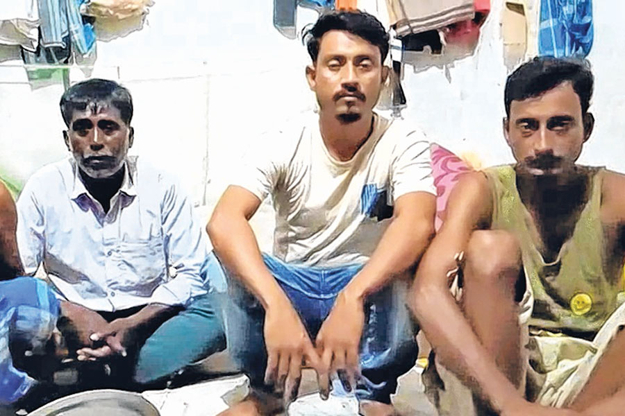 বাংলাদেশি সন্দেহে উত্তরপ্রদেশে আটক মুর্শিদাবাদের ১৮ শ্রমিক! দুশ্চিন্তায় পরিবারের সদস্যরা