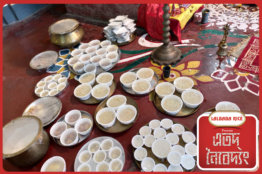 খিচুড়ি ও পোড়া ল্যাটামাছের ভোগে আজও সাবর্ণদের দুর্গা আরাধনা অমলিন