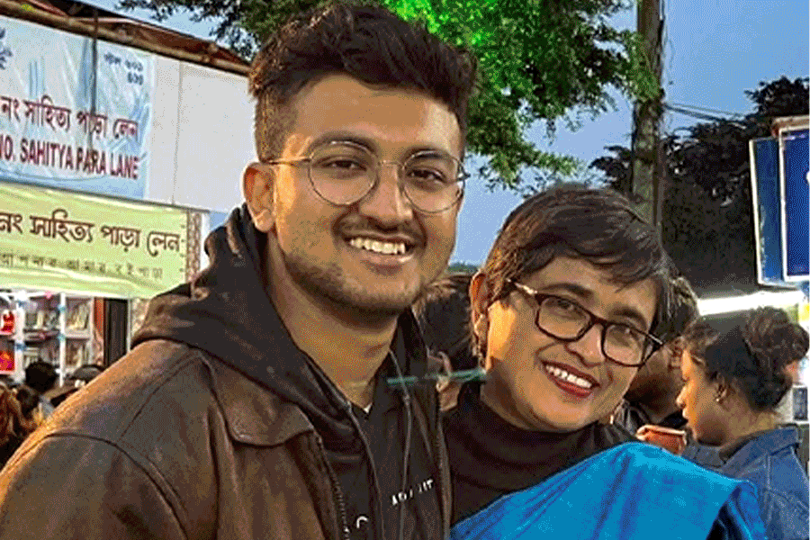 নতুন জামা নয়, চেনা উর্দিই গায়ে ওঠে! পুজোয় সবার ছুটি, পুলিশের ছোটার সময়
