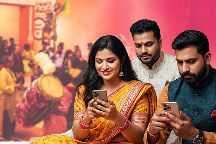 পুজোর ছুটিতে ব্যক্তিগত পরিসরে নাক গলাচ্ছেন পরিজনেরা? জেনে নিন মুক্তির উপায়