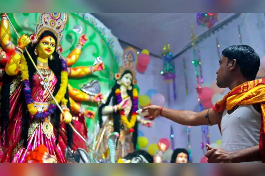 ১০৯ বছর আগে শুরু হয়েছিল জনজাতিদের এই পুজো! আজও রক্ততিলকে দেওয়া হয় অঞ্জলি