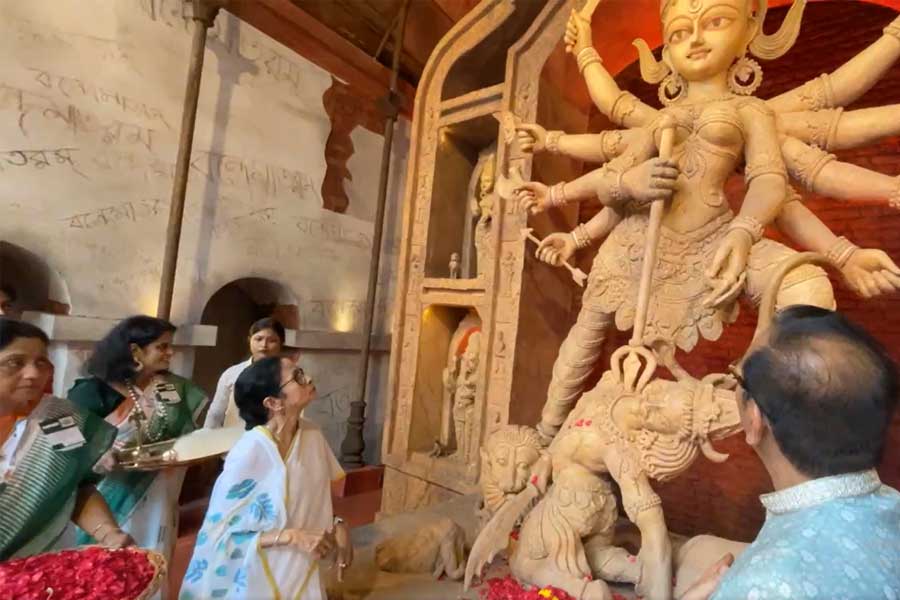 সুরুচি সংঘ-সহ একাধিক পুজো উদ্বোধন মুখ্যমন্ত্রীর! চতুর্থীর সন্ধ্যা কাটালেন নবনীড়ে