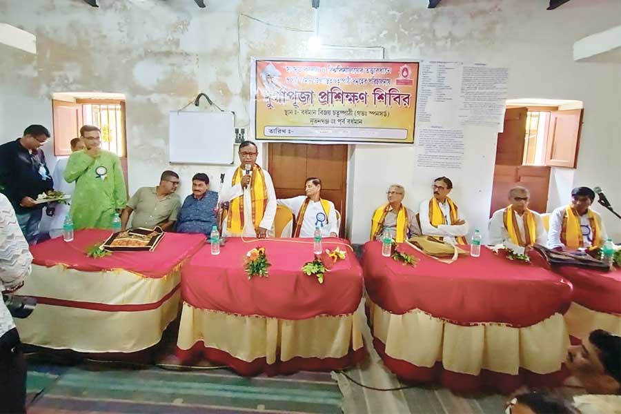 উমার পুজোয় প্রয়োজন ভাবাবেগ! পুরুষদের সঙ্গেই পুরোহিত প্রশিক্ষণ শিবিরে তালিম নিচ্ছেন মহিলারাও