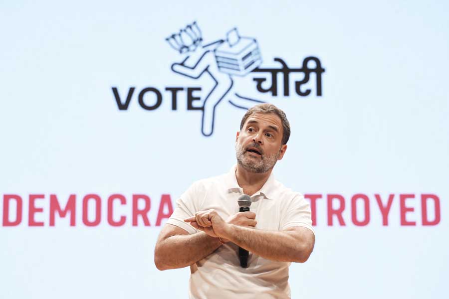 এক কেন্দ্রেই ৬০০০ নাম মোছার চেষ্টা, নিশানায় দলিত-কংগ্রেসি ভোটার! ভোটচুরির নতুন ‘প্রমাণ’ রাহুলের