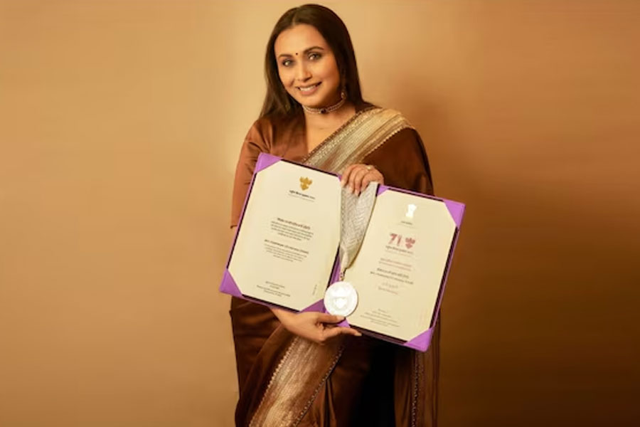 ‘বাবাকে মনে পড়ছে, ওঁকেই উৎসর্গ করছি’, জাতীয় পুরস্কার পেয়ে আবেগে ভাসলেন রানি