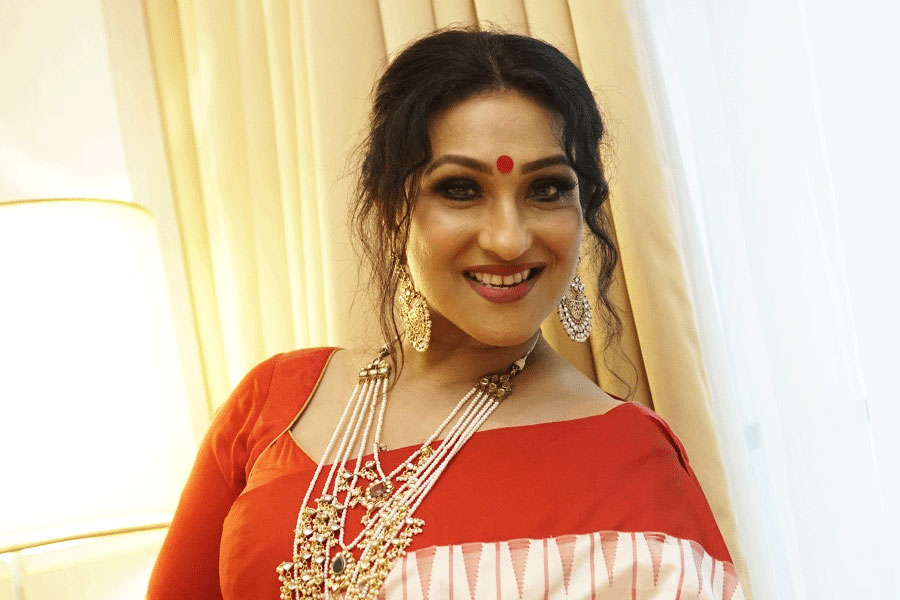 লক্ষ্মীপুজোয় বাংলার লক্ষ্মীদের পাশে এবার ঋতুপর্ণা