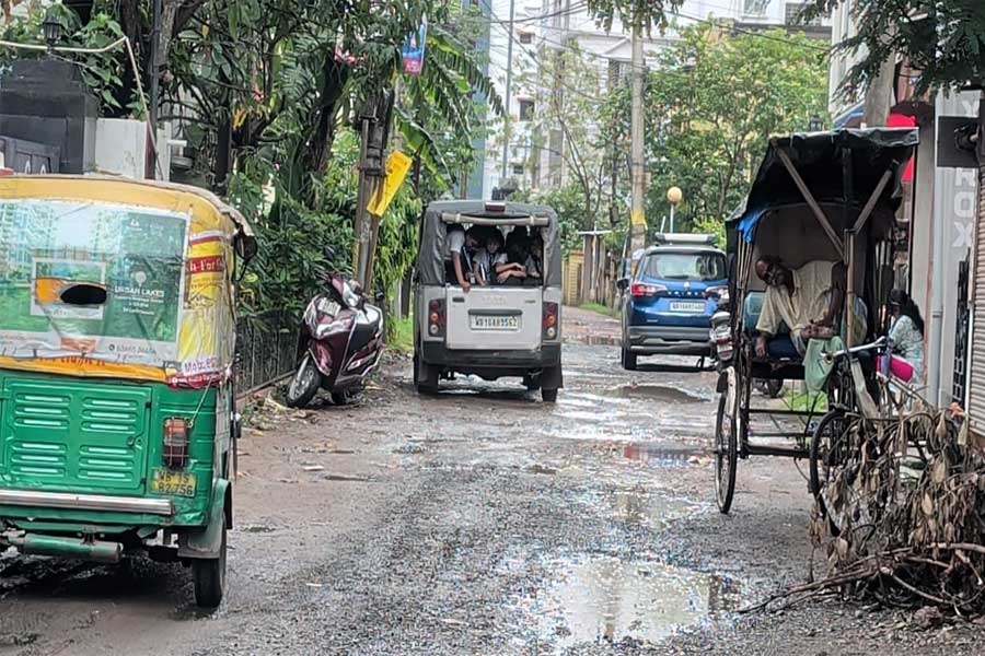 পুজোর মুখে নবগ্রামে বেহাল রাস্তা, নিকাশিও দুর্বিষহ! প্রধান বললেন, রাস্তা এড়িয়ে চলুন…