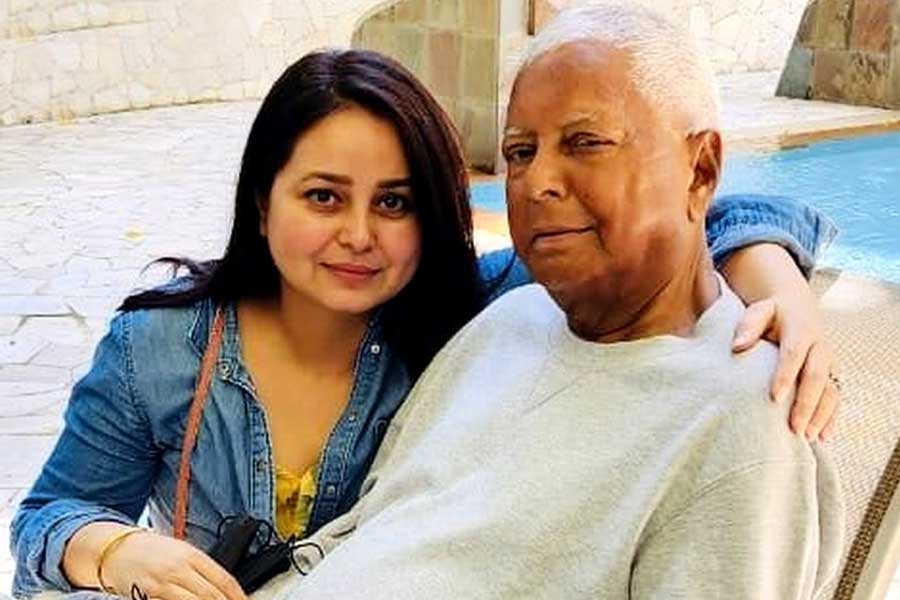 লালুর শরীরে প্রতিস্থাপিত কিডনি রোহিণীর নয়? কী বলছেন প্রাক্তন মুখ্যমন্ত্রীর ‘বিদ্রোহী’ কন্যা?