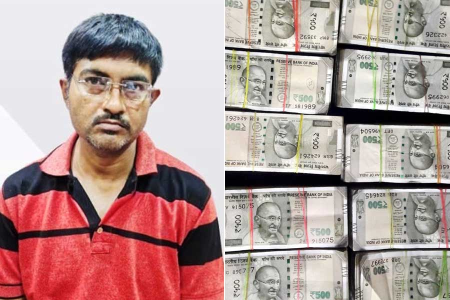 পুজোর আগে কলকাতায় উদ্ধার নোটের পাহাড়! গ্রেপ্তার উত্তরপাড়ার বাসিন্দা