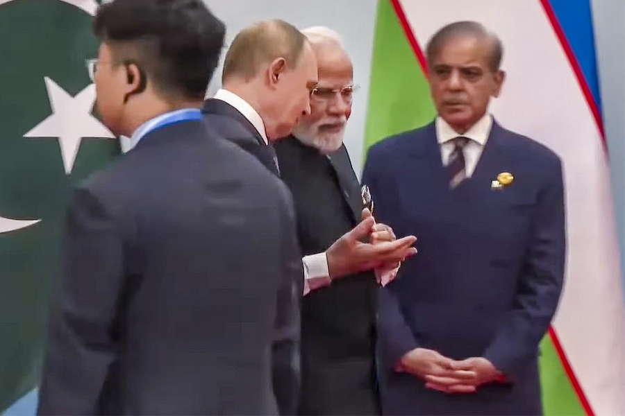 খোশগল্পে মশগুল মোদি-পুতিন, পাত্তাই পেলেন না শাহবাজ! পাক প্রধানমন্ত্রীকে নিয়ে মিমের বন্যা