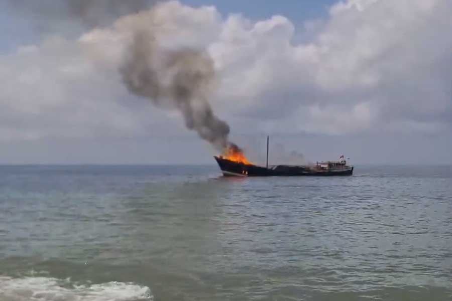 মাঝ সমুদ্রে দাউ দাউ করে জ্বলছে পণ্যবাহী জাহাজ, আতঙ্ক পোরবন্দরে