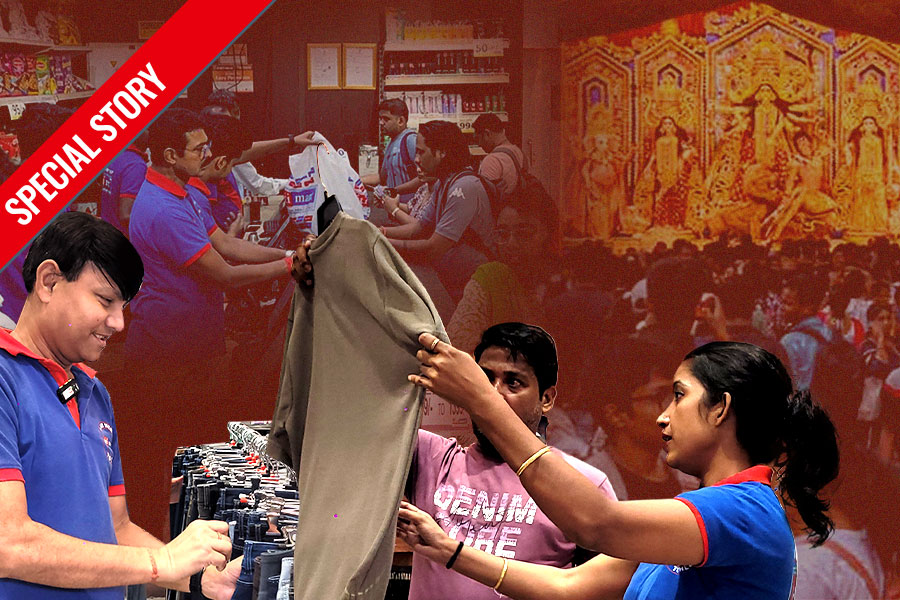 পুজোর আনন্দের আড়ালে, শপিং মল কর্মীদের ‘না বলা’ কথা