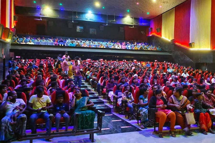 আখেরেই হাউসফুল না ‘ফুল’! টলিউডে প্রেক্ষাগৃহ ভরানোর সহজ ‘টনিক’ কী?