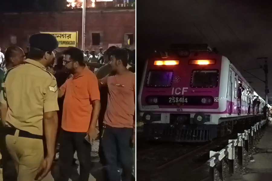 উৎসবের মাঝেই ভয়াবহ দুর্ঘটনা শ্যামনগরে, ট্রেনের ধাক্কায় মৃত স্বামী-স্ত্রী-সহ ৩