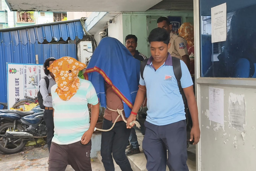 জামায় আবর্জনা ফেলে পরিষ্কারের অছিলায় ছিনতাই! উত্তরপাড়ায় নয়া কৌশলে লুটপাট