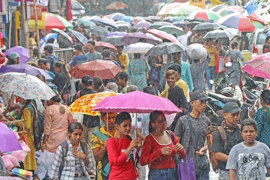 রবিবারের বিকেলে শপিংয়ের পরিকল্পনা, বাদ সাধবে বৃষ্টি?