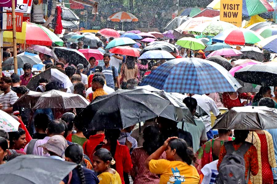 সকাল থেকেই বৃষ্টিতে ভাসছে কলকাতা, নিম্নচাপ ভেস্তে দেবে পুজোর কেনাকাটি?