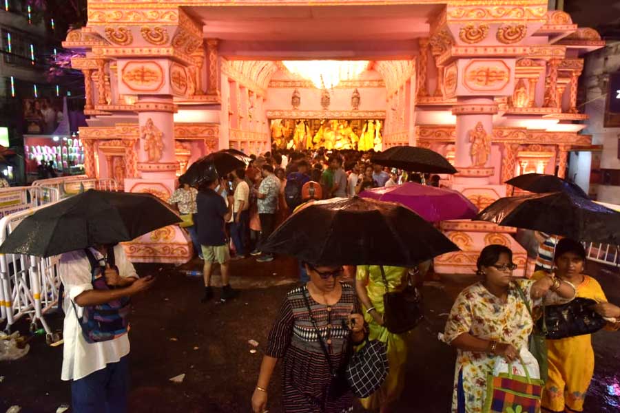 ফের নিম্নচাপের ভ্রুকুটি, পঞ্চমীর প্যান্ডেল হপিংয়ের প্ল্যান ভেস্তে দেবে ‘অসুর’ বৃষ্টি!