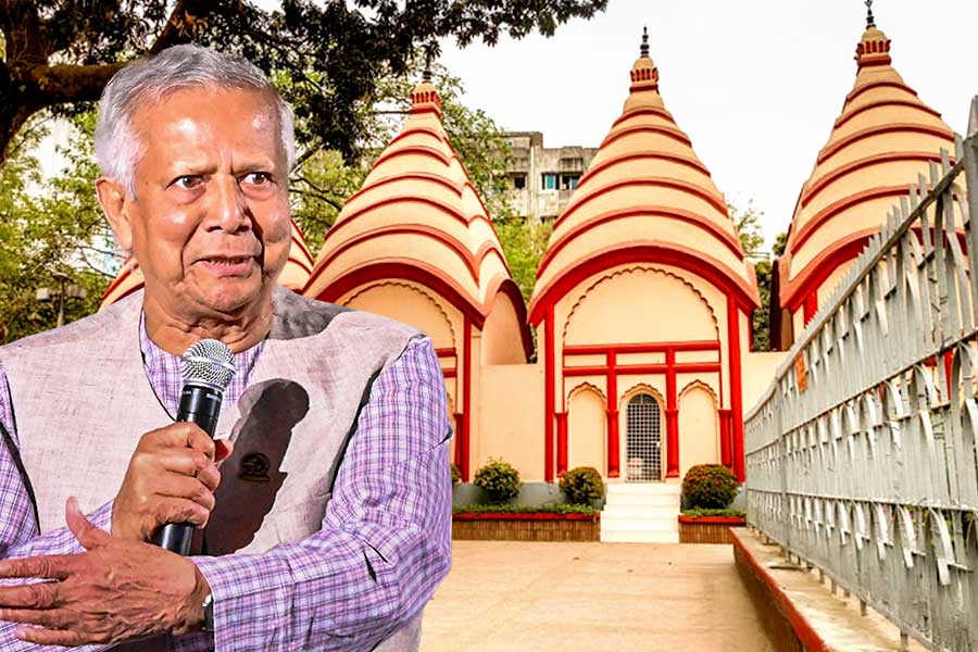 বাংলাদেশে হিন্দু নির্যাতনের ক্ষতে প্রলেপ! পুজোর মুখে ঢাকেশ্বরী মন্দিরে গেলেন ইউনুস
