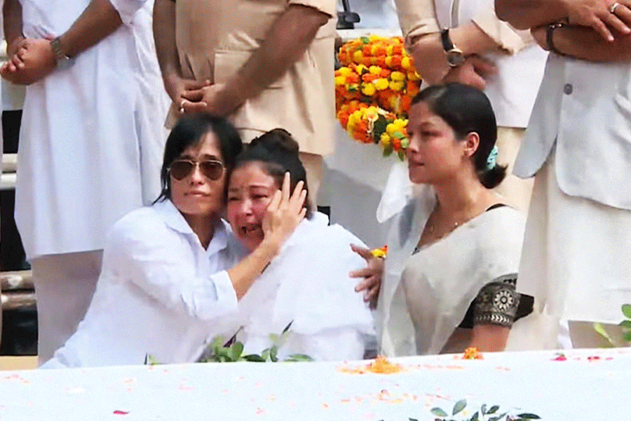 প্রথা ভেঙে জুবিনের মুখাগ্নি বোন পালমির, শেষকৃত্যে ‘জয় জুবিনদা’ স্লোগান, কান্নায় ভেঙে পড়লেন স্ত্রী গরিমা