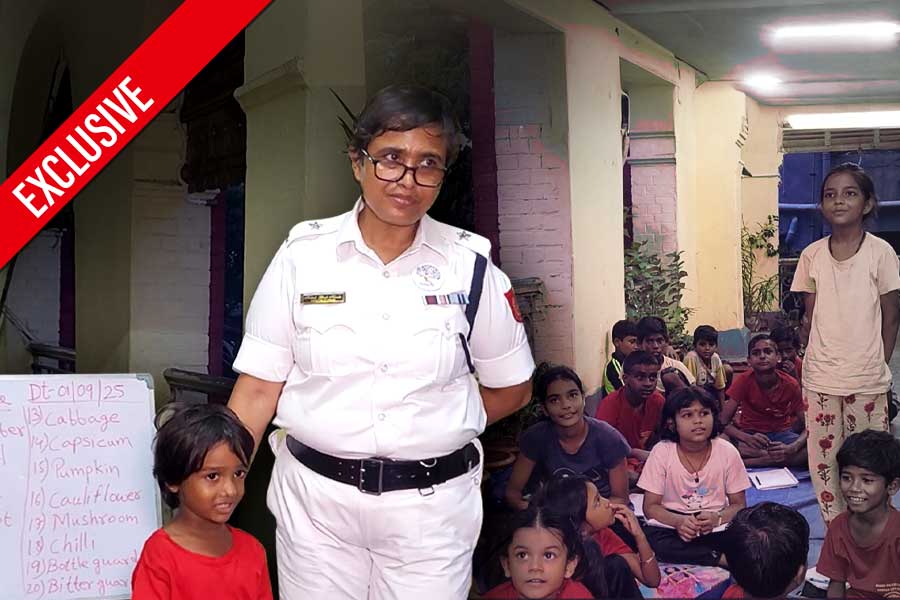 থানার বারান্দাতেই এক চিলতে রোদ্দুর, হাওড়ায় পুলিশ দিদিদের পাঠশালা