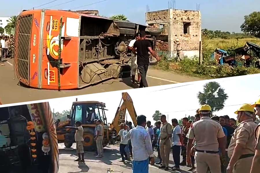 সপ্তমীতে বাস উল্টে দুর্ঘটনা, মর্মান্তিক মৃত্যু শিশুর, আহত বহু