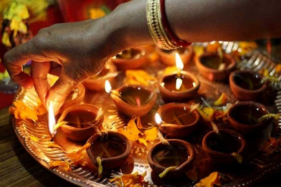 ভূত চতুর্দশীতে বাড়ির কোথায় জ্বালাবেন চোদ্দো প্রদীপ? সৌভাগ্য বৃদ্ধিতে মেনে চলুন এই নিয়মগুলি