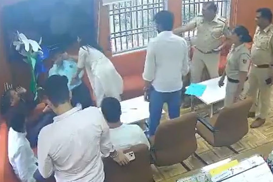 শিক্ষাঙ্গনে লাঞ্ছিত শিক্ষক, দিল্লিতে অধ্যাপককে চড় এবিভিপি নেত্রীর! তুঙ্গে বিতর্ক