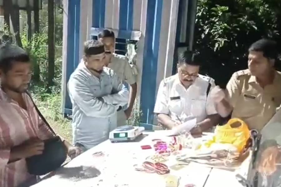 আসানসোলে ৩৫০ কোটির চিটফান্ড কেলেঙ্কারি! পালাতে গিয়ে গ্রেপ্তার তৃণমূল নেতার ছেলে