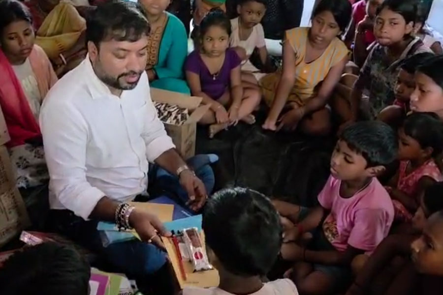 বন্যার জলে ভেসেছে বইখাতা, দুর্যোগ-বিধ্বস্ত গ্রামে বিডিওর পাঠশালা