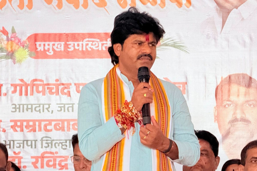 ‘জিম নয়, হিন্দু মহিলারা বাড়ি বসে যোগা করুন’, মহারাষ্ট্রে বিজেপি বিধায়কের মন্তব্যে বিতর্ক