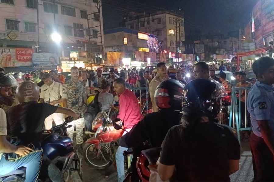 কালীপুজোর আগের রাতে বারাসতে জনপ্লাবন, ভিড় সামলাতে তৎপর পুলিশ