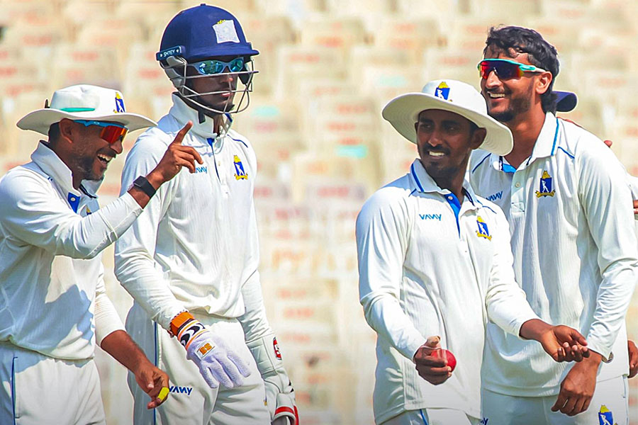 বল হাতে ‘ছক্কা’ শাহবাজের, ব্যাটে জবাব অনুষ্টুপের, তৃতীয় দিনের শেষে অ্যাডভান্ডেজ বাংলা