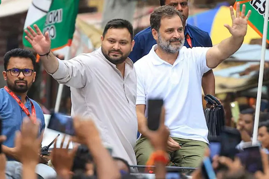 বিহারে ১২ আসনে ‘মহাগটবন্ধন’ ভার্সেস ‘মহাগটবন্ধন’! বিরোধী জোট নিয়ে কটাক্ষ চিরাগের
