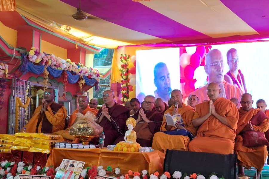 টালিগঞ্জ সম্বোধি বুদ্ধ বিহারে ‘কঠিন চীবর দানোৎসব’ পালন, সংবর্ধনা পেলেন কৃতী ছাত্রছাত্রী