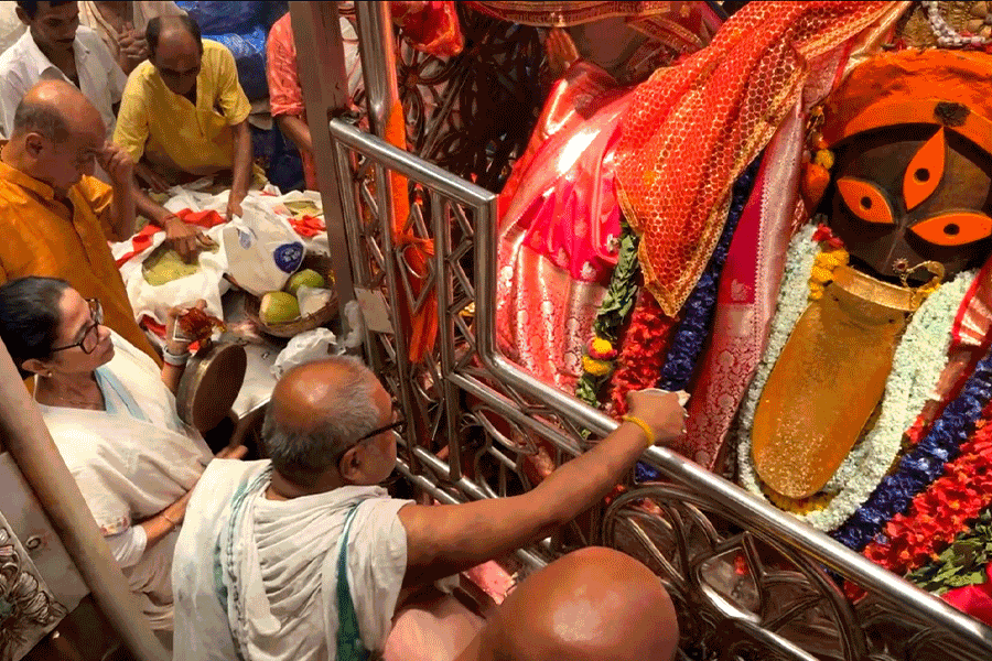 কালীঘাট মন্দিরে মহানবমীর আরতিতে মুখ্যমন্ত্রী, বাজালেন কাঁসর-ঘণ্টা