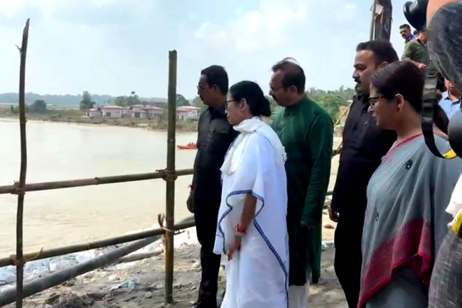 ফের উত্তরবঙ্গে মুখ্যমন্ত্রী, বন্যাবিধ্বস্ত নাগরাকাটায় ত্রাণবিলি