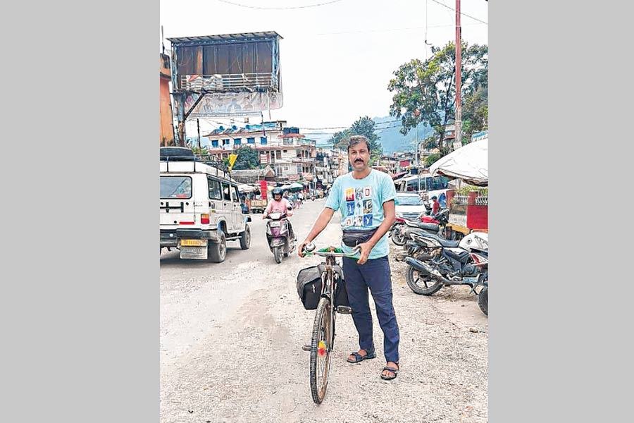 ‘প্রকৃতিকে ভালবাসো’, বার্তা দিতে সাইকেলে গঙ্গোত্রী থেকে গঙ্গাসাগর সফরে হুগলির ‘খ্যাপা’ ছেলে