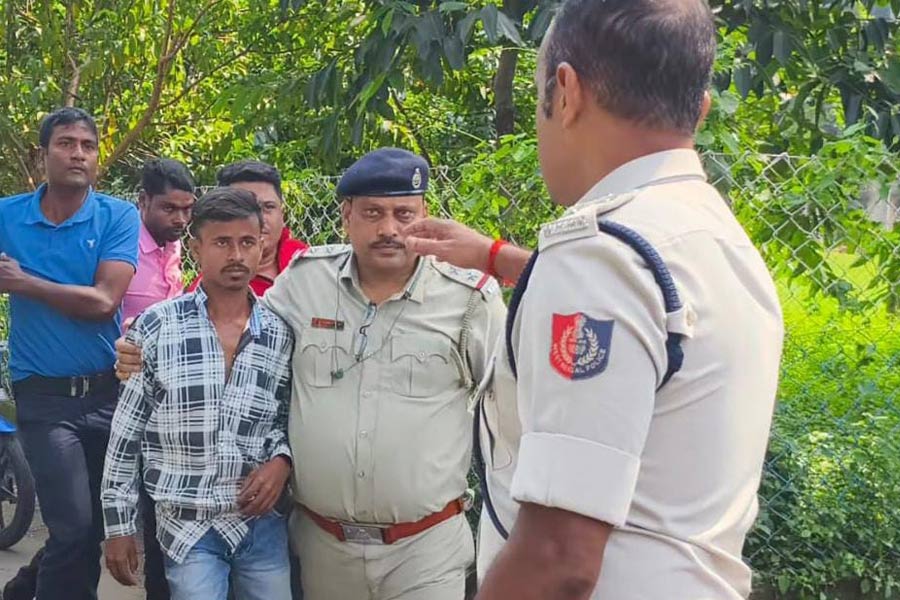 দুর্গাপুর ‘গণধর্ষণ’ কাণ্ডে এবার গ্রেপ্তার পুরনিগমের অস্থায়ী কর্মী, এখনও অধরা ১