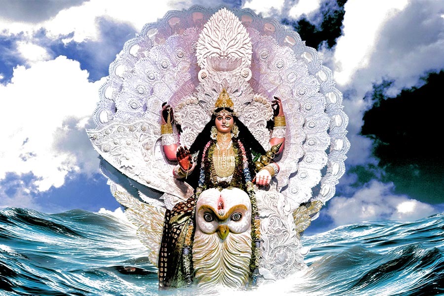 সৌভাগ্যের দেবী লক্ষ্মীকে একদা প্রবেশ করতে হয়েছিল সমুদ্রগর্ভে! পুরাণে রয়েছে এক আশ্চর্য কাহিনি