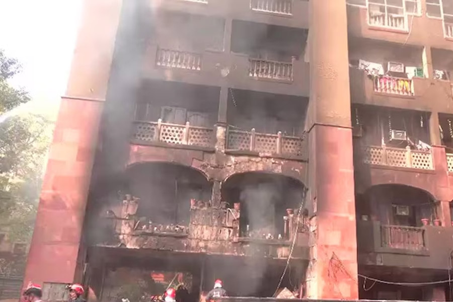 দিল্লিতে সাংসদদের আবাসনে ভয়াবহ অগ্নিকাণ্ড, অ্যালার্ম বাজানোর আধ ঘণ্টা পরও এল না দমকল!