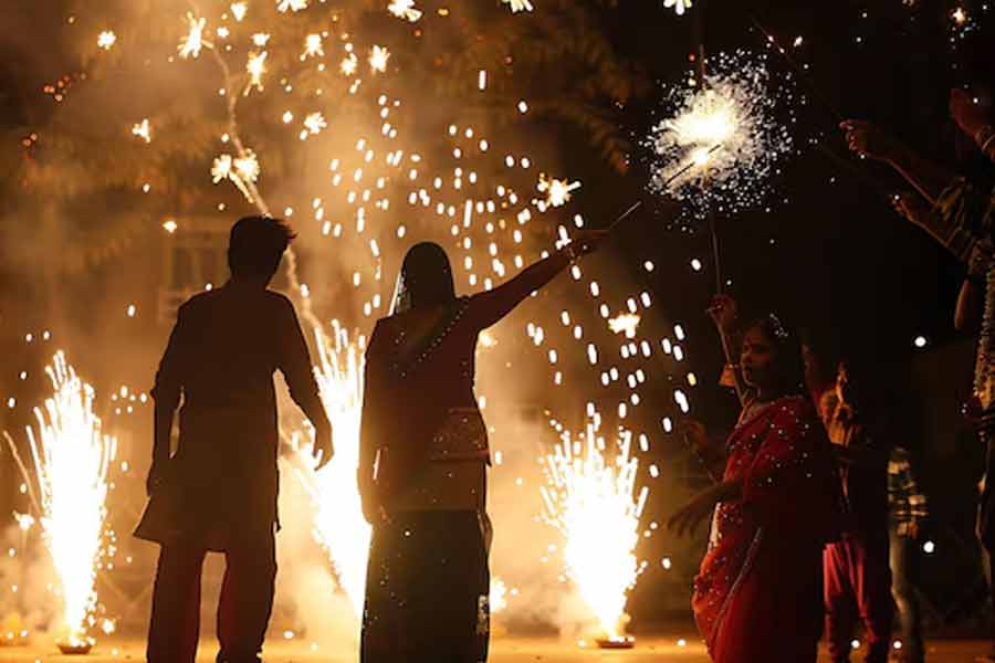 ধোঁয়ায় ক্ষতি হয় ত্বকেরও, কালীপুজোয় বাজি পোড়ানোর আগে কীভাবে যত্ন নেবেন?