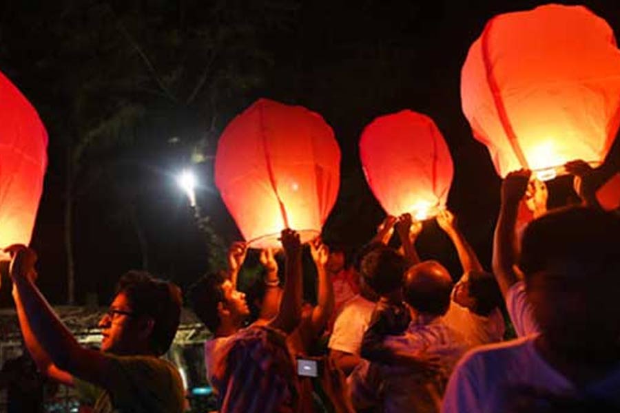 সুরক্ষার স্বার্থে ফানুস ওড়ানো বন্ধ হোক, আর্জি নিয়ে সিপির দ্বারস্থ কালীপুজো উদ্যোক্তারা