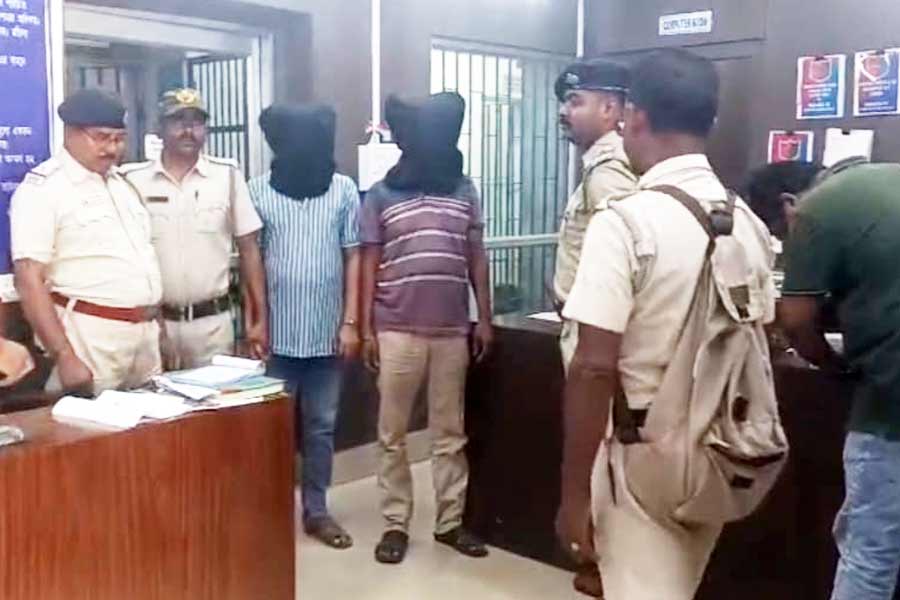 হাতে লেখা এফডি সার্টিফিকেট! ফরাক্কার সরকারি ব্যাঙ্কে অভিনব ‘প্রতারণা’, কোটি টাকা হাতিয়ে গ্রেপ্তার ২