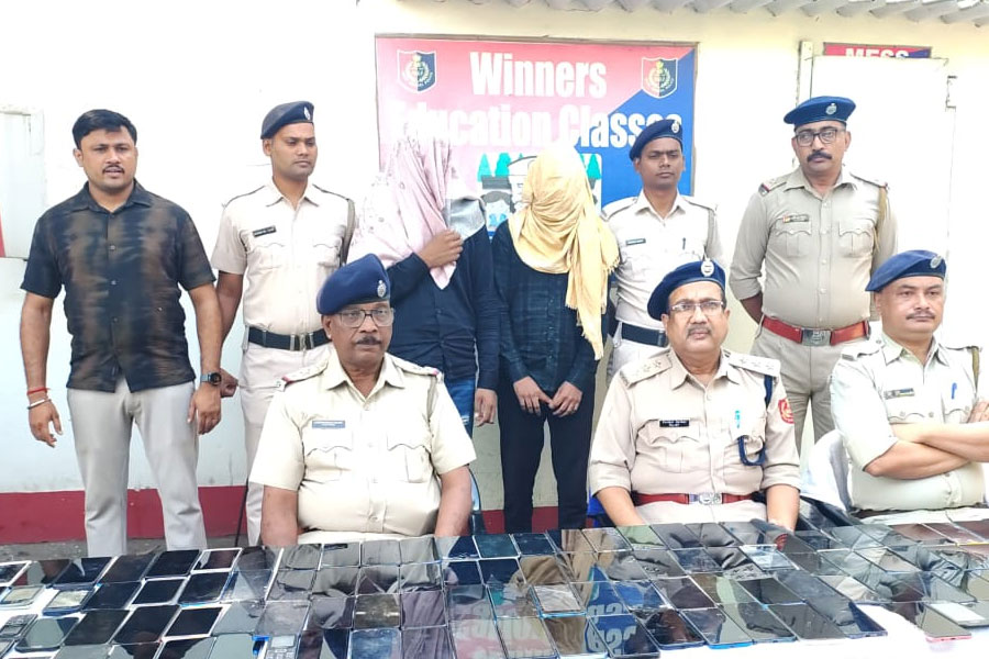 বাংলাকে করিডর করে উত্তরপ্রদেশ থেকে বাংলাদেশে মোবাইল পাচার! ফরাক্কায় জিআরপির জালে ২ 