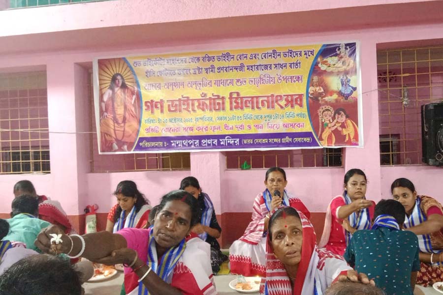 সৌহার্দ্য ও ভালোবাসার উদযাপন, ‘গণ ভাইফোঁটা’ উৎসবে মুখর মন্মথপুর প্রণব মন্দির