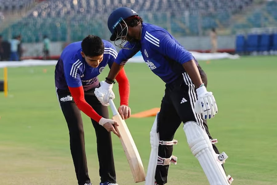 ফর্ম নেই তবুও পাশে দল, অনুশীলনে সাইকে ব্যাটিং পাঠ শেখালেন ক্যাপ্টেন গিল
